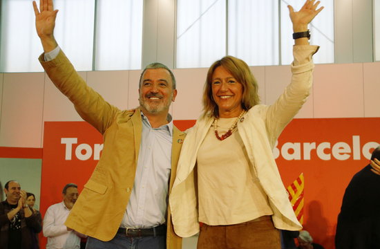 Socialist candidate for Barcelona Jaume Collboni and Laia Bonet wave at a campaign event on May 19 (Sílvia Jardí/ACN)